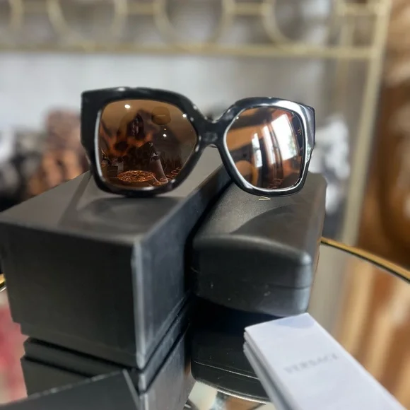 Versus By Versace Black Sunglasses with cream  Accents, -1 versace#medusa#versacemedusa#versacesunglasses #fashionista  main image 4